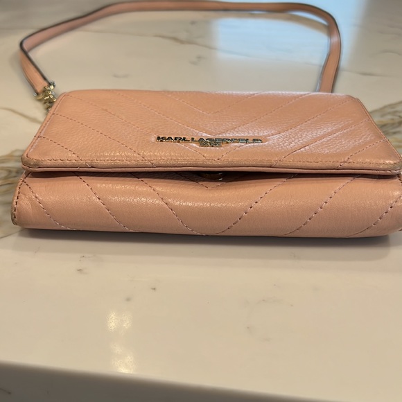 the bag Karl Lagerfeld is light pink - Picture 11 of 17